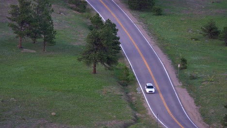 Vista-Aérea-Del-Automóvil-Cuesta-Abajo-En-Caminos-De-Montaña