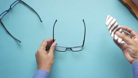 limpieza de gafas con un paño de microfibra