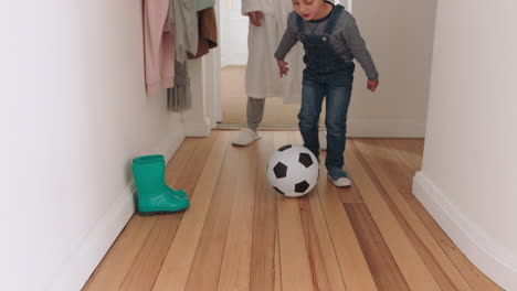 Feliz-Madre-E-Hijo-Juegan-Con-Una-Pelota-De-Fútbol-En-Casa-Niño-Pequeño-Jugando-Con-Mamá-Disfrutando-Juntos-De-Un-Divertido-Fin-De-Semana-Imágenes-De-4k