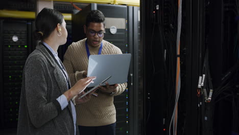 it professionals collaborating in a data center