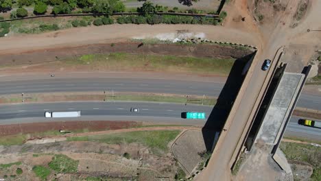 Carretera-Que-Cruza-El-Barrio-Marginal-De-Kibera,-En-Nairobi