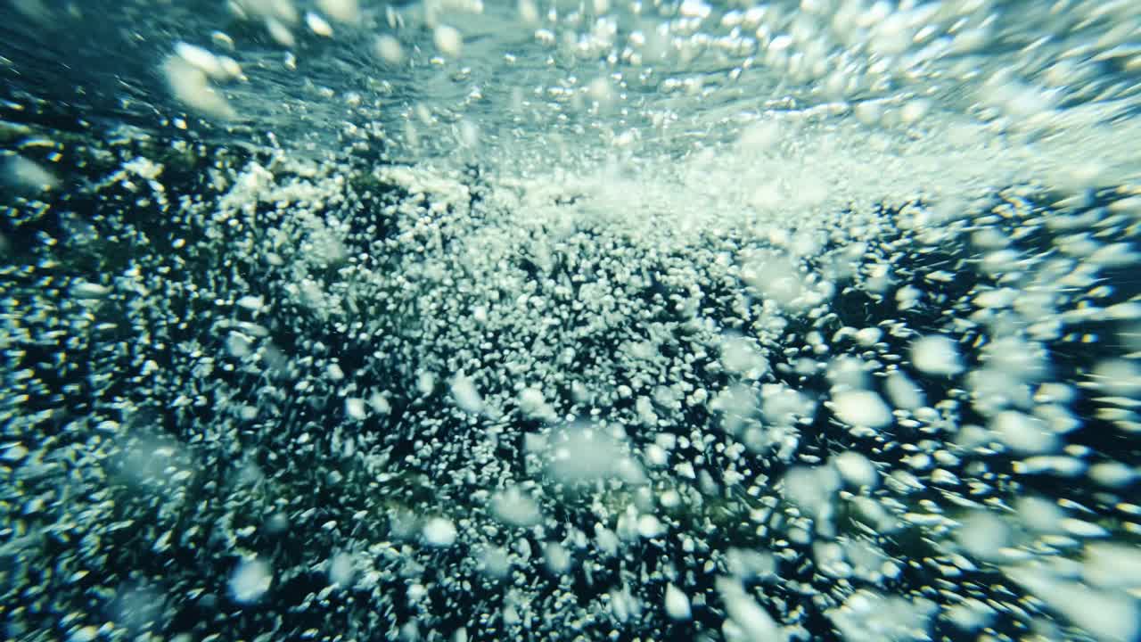 표면으로 떠오르는 거품