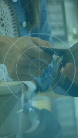 animación del procesamiento de datos y el escaneo del alcance sobre la mujer que realiza pagos sin contacto