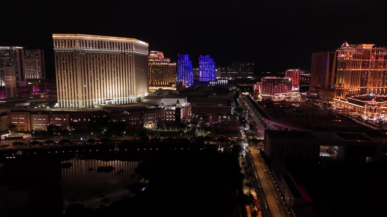 Farverige kasinoer og hoteller i Macau om natten