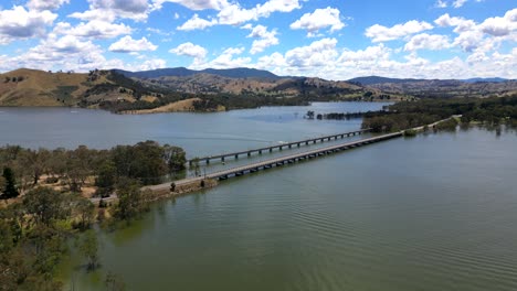 el puente de eildon en su apogeo, agua hasta el puente, después de las inundaciones locales en victoria