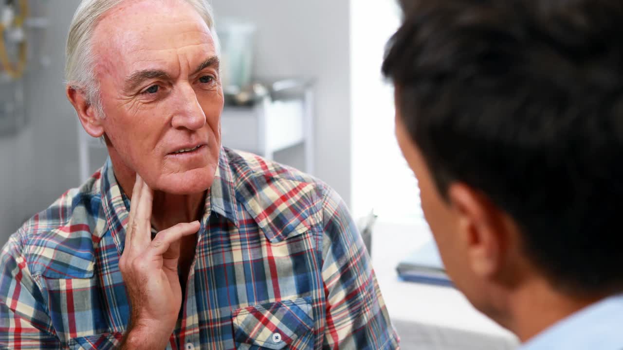 el médico consuela al hombre mayor.