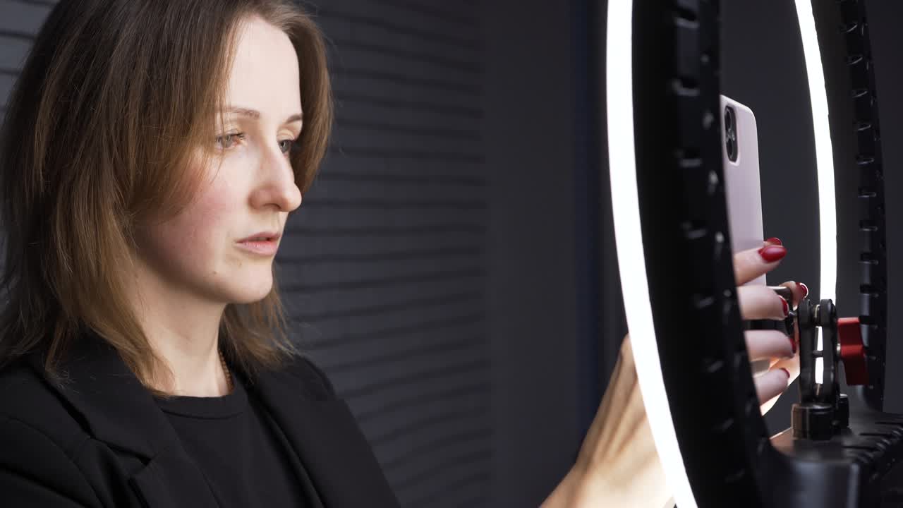 video de una chica blogger con una lámpara de led de anillo