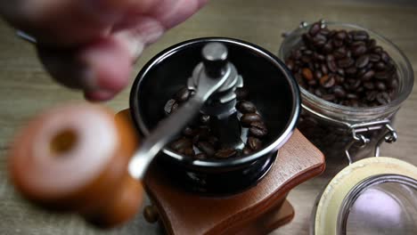 molinillo de café, tarro con granos de café tostados, cuchara