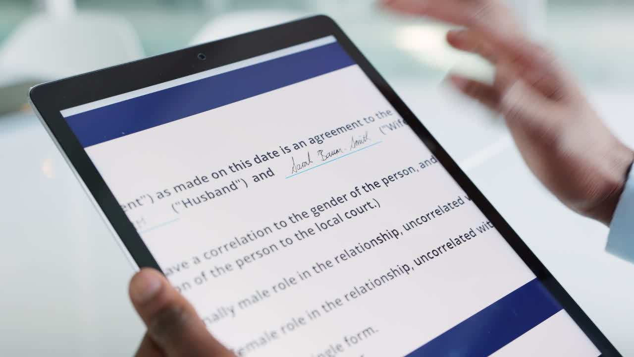 abogado de divorcio analizando el contrato en línea