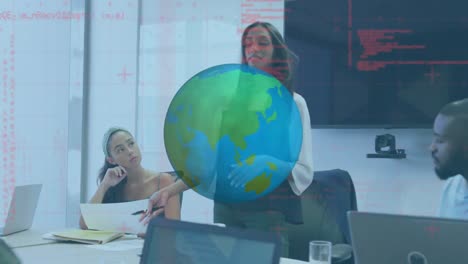animación de globo giratorio y procesamiento de datos sobre mujer caucásica hablando con sus colegas