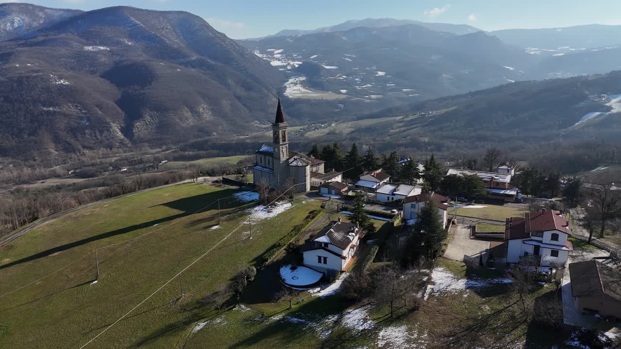 İtalya'nın Emilia Romagna bölgesindeki Piacenza Eyaleti'ne bağlı Morfasso'nun I Rabbini köyünde bulunan Chiesa dei Santi Salvatore e Gallo'nun havadan drone görüntüsü.