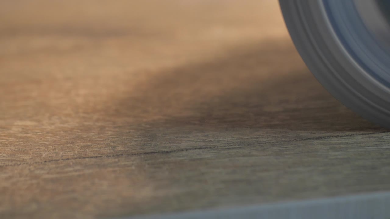 테일러 마스터가 세라 테일러를 잘라내고 있습니다.