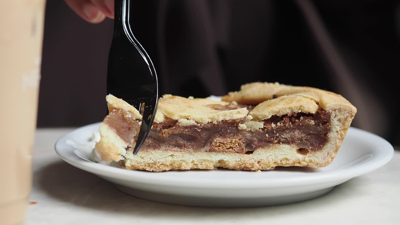 Forchetta che taglia una fetta di torta con panna montata