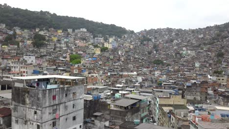 imágenes de drones de rocinha, una favela en río de janeiro, brasil, una de las favelas más grandes del mundo