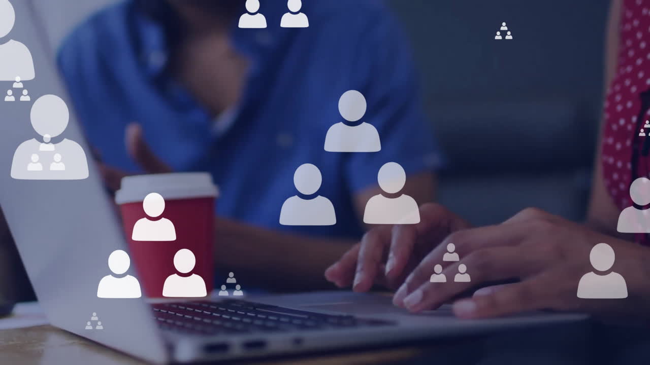 animación del procesamiento de datos sobre una mujer de negocios afroamericana que usa una computadora portátil en la oficina