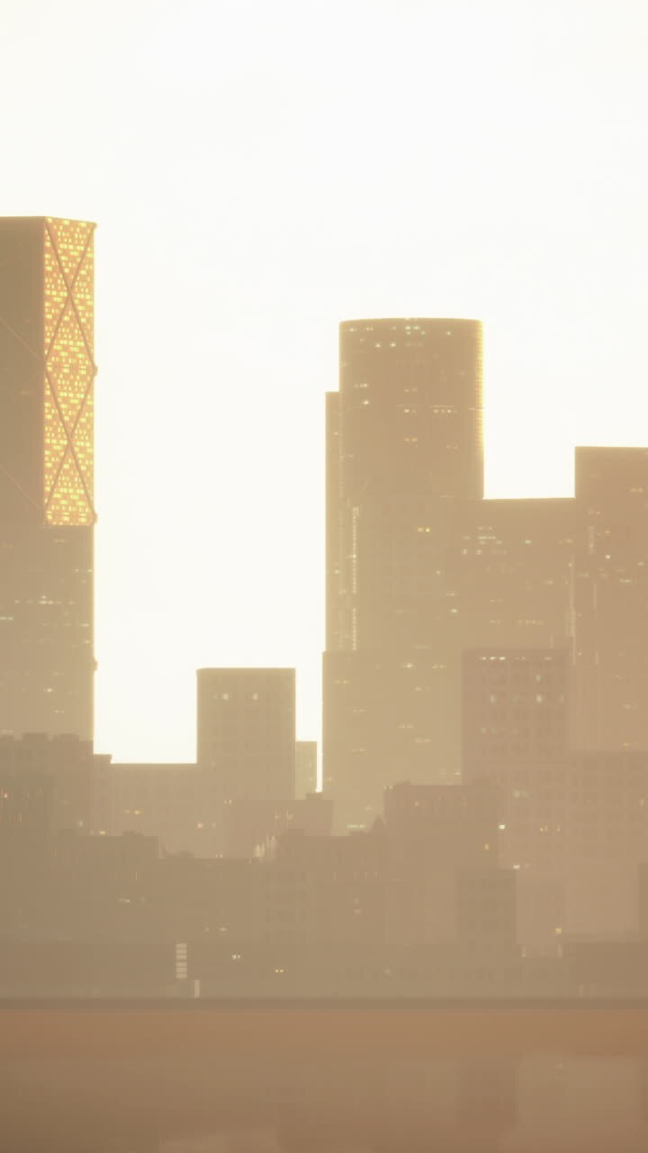 Uma bela paisagem urbana ao pôr do sol, com edifícios altos silhuetados contra o céu dourado.