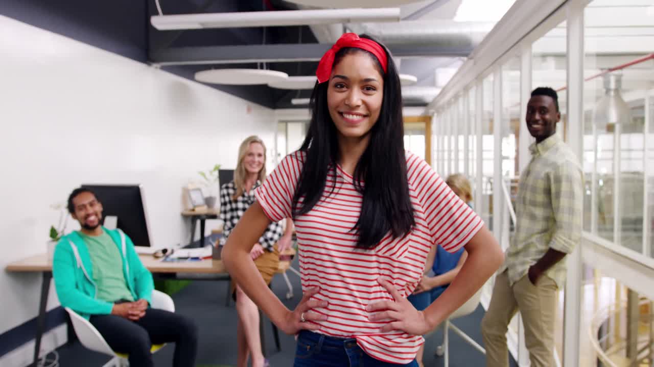 retrato de una mujer creativa en una oficina moderna