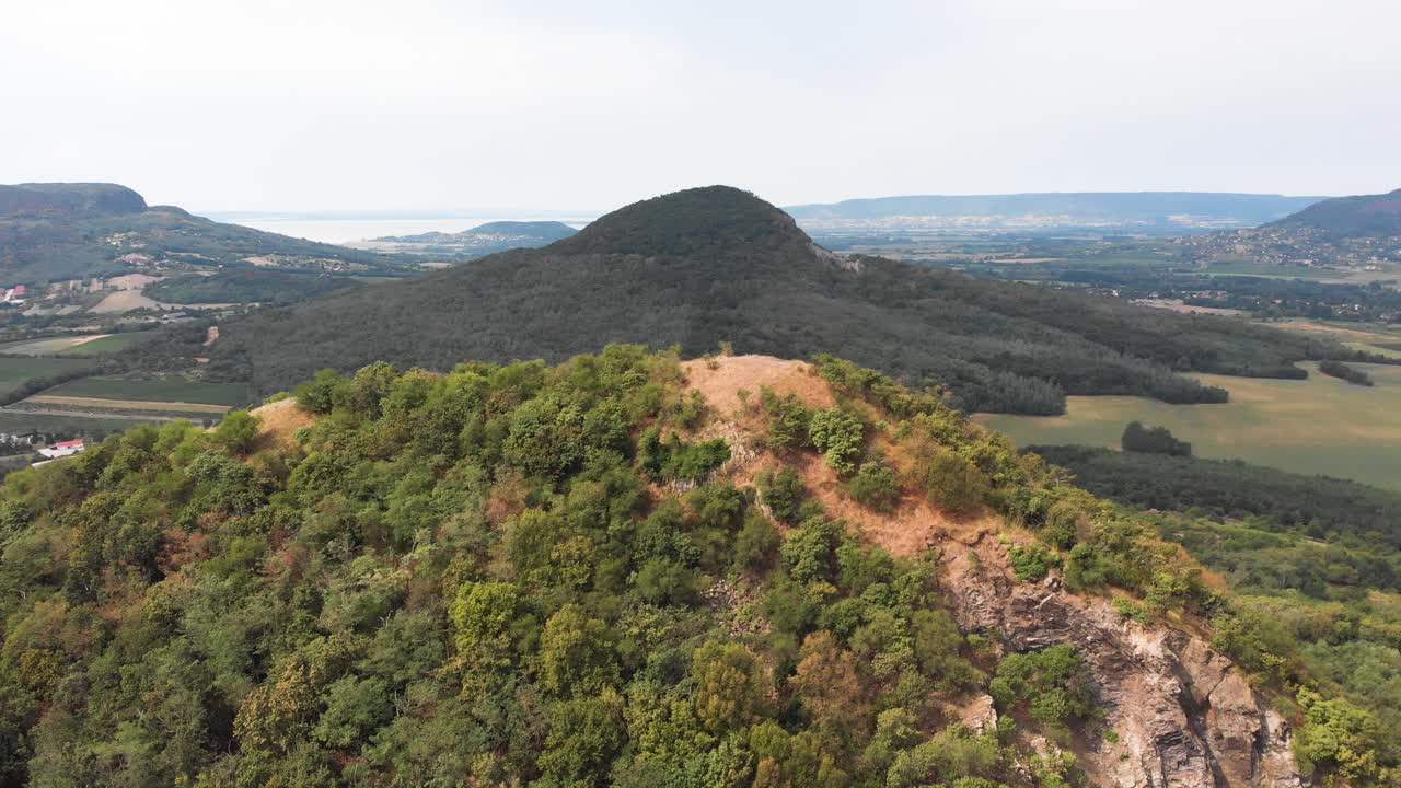antena épica de drones en órbita de hermosas montañas volcánicas testigo con lago en el fondo