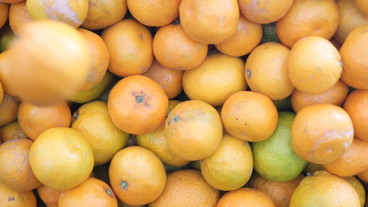 una pila de naranjas frescas