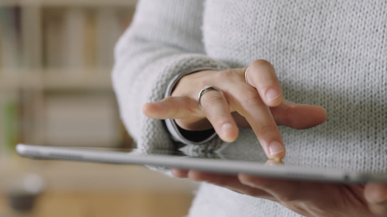 태블릿 pc를 사용하는 여성 손, 온라인 소셜 미디어를 탐색하는, 와이파이 인터넷 연결, 모바일 기술로 메시지를 보내는