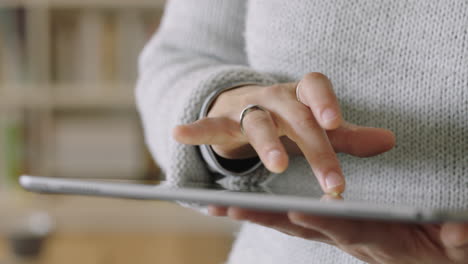 cerca de las manos de la mujer usando tableta pc navegando en línea redes sociales enviando mensajes en wifi conexión a internet tecnología móvil