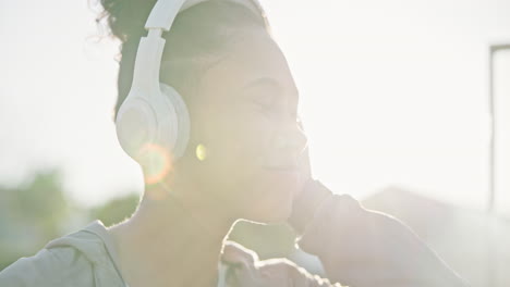 Baile,-Feliz-Y-Una-Mujer-Con-Música-En-La-Ciudad.