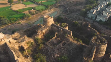 Aerial-reveal-shot-of-a-Gurjar-dynasty-Indian-fort-in-Gwalior-,-Madhya-Pradesh