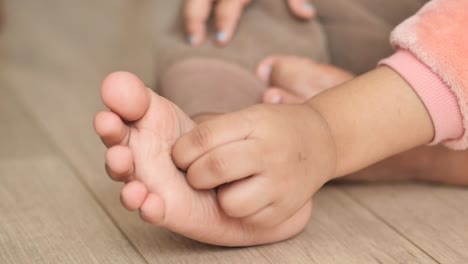 niño vistiendo calcetines o zapatos