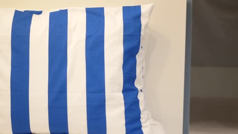 almohada de rayas azules y blancas