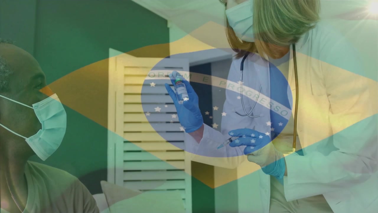 Un paziente stringe il braccio e guarda il medico che ispeziona una fiala prima di prelevare una dose per l'iniezione.