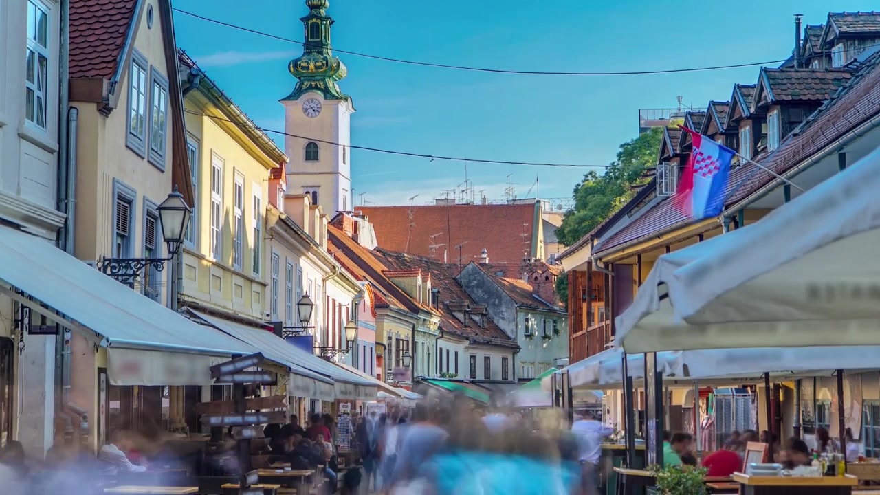 Die Ivana-Racica-Straße in der kroatischen Hauptstadt Zagreb ist an einem sonnigen Sommertag im Zeitraffer überfüllt von Einheimischen und Touristen, die in einem der vielen umliegenden Restaurants zu Mittag essen. ZAGREB, KROATIEN