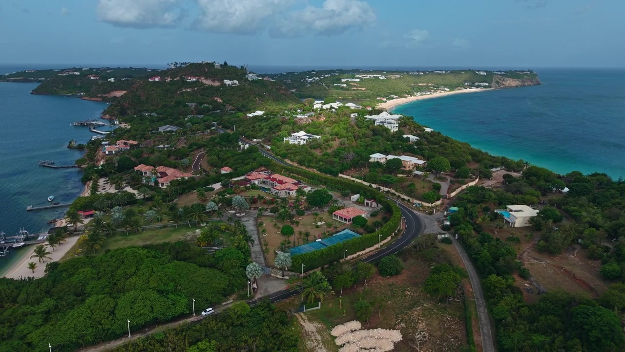 Ripresa con drone di Saint Martin, conosciuta anche come Sint Maarten, paesaggio insulare del Mar dei Caraibi, spiagge ed edifici