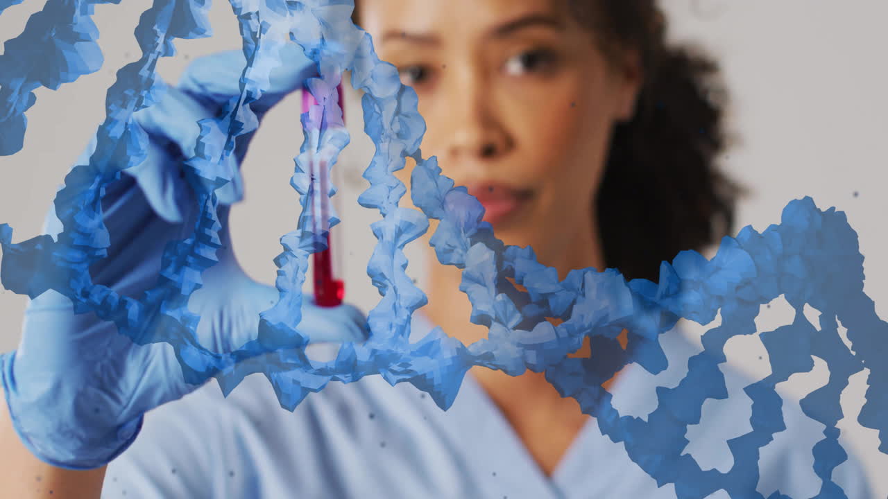 Animazione di una doppia elica di DNA blu su una dottoressa birazziale che tiene un campione di sangue.