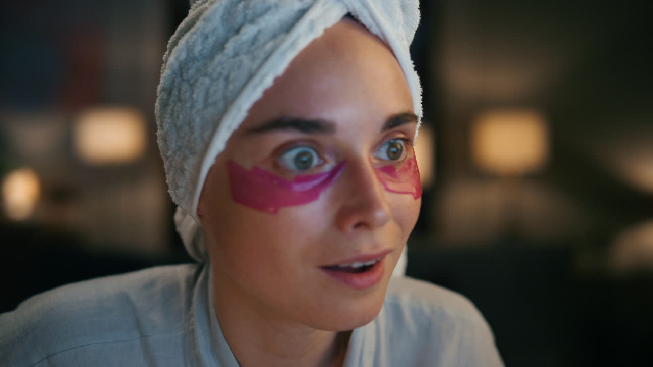 놀란 주부가 와우 얼굴을 만드는 집 클로즈업. 여성이 충격을 받은 감정