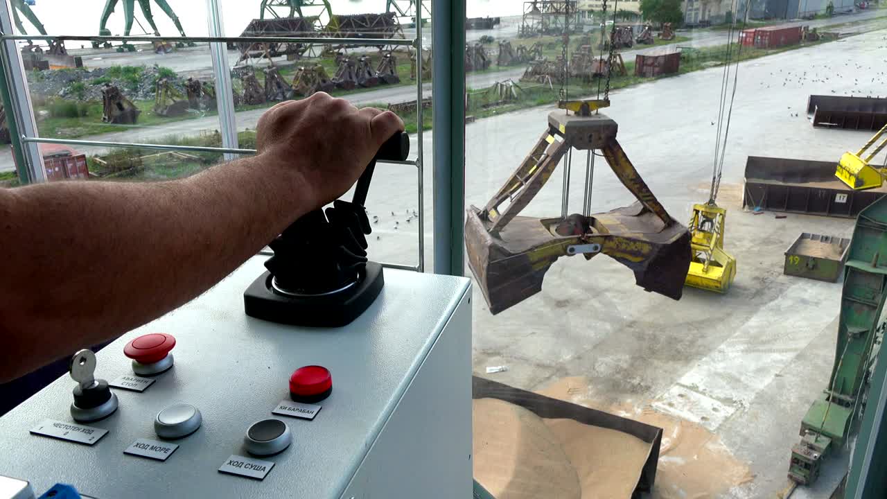 varna, bulgaria : jul 03, 2018 - cabina de operación de la grúa para el control de todos los equipos de la grua. el operador de la grulla controla todas las funciones de la grúas en el interior.