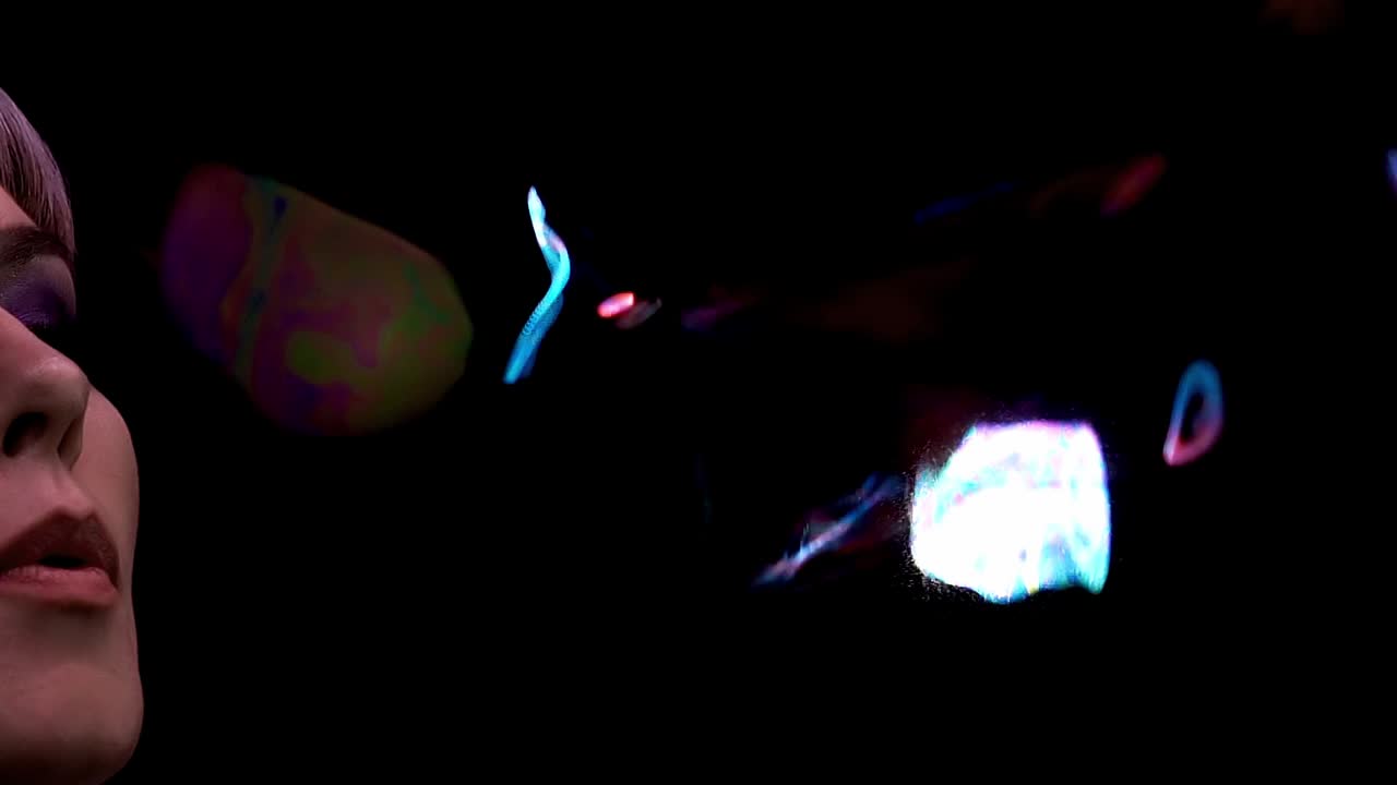 trucos en cámara lenta de primer plano con pompas de jabón la niña sopla una burbuja a través de la pantalla de jabón