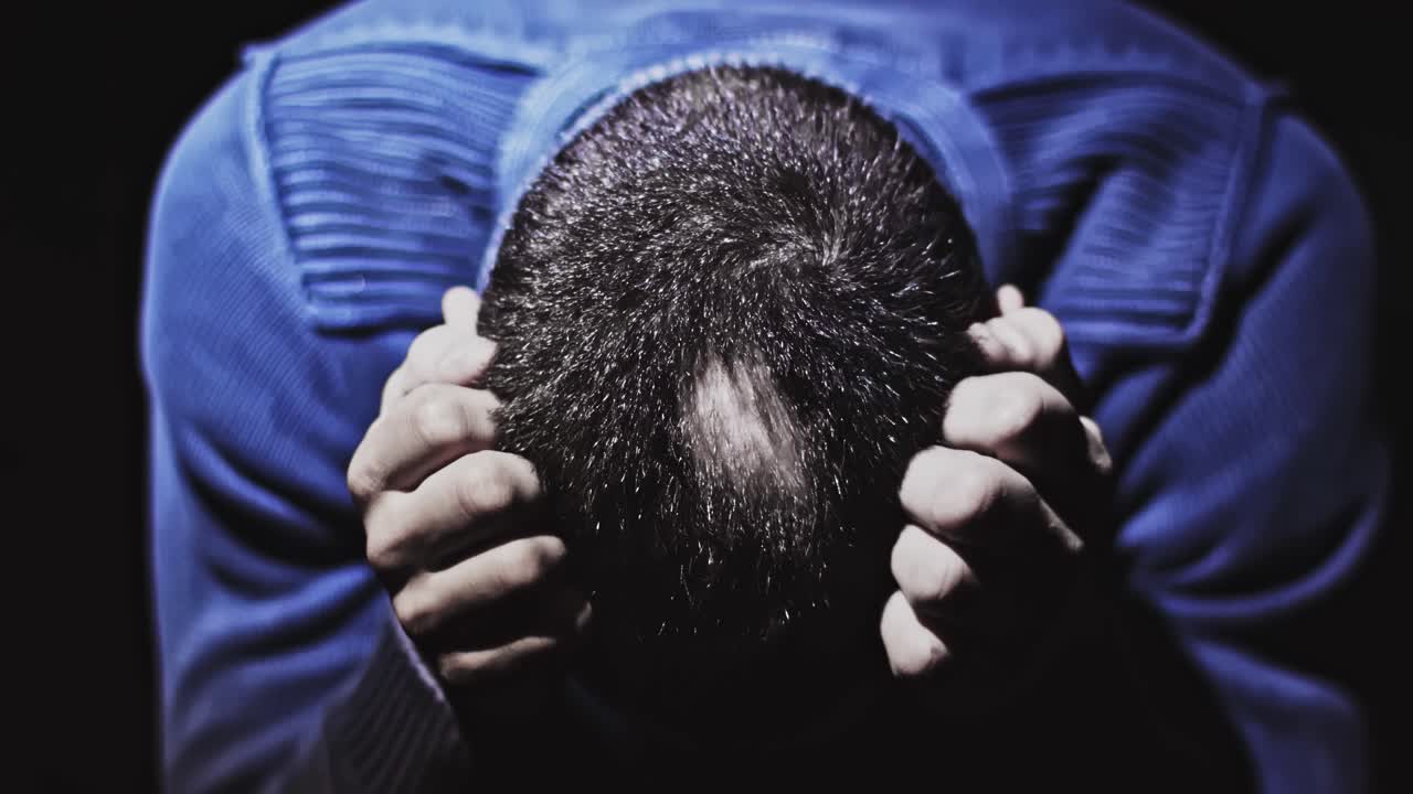 우울한 대머리를 가진 젊은 남자