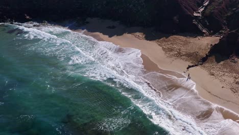 Spanischer-Strand-Mit-Riesigen-Wellen