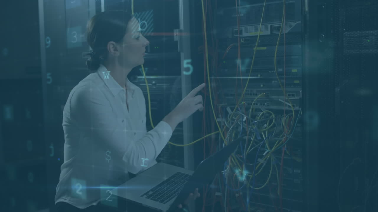 animación de procesamiento de datos sobre mujer de negocios caucásica trabajando en la sala de servidores.