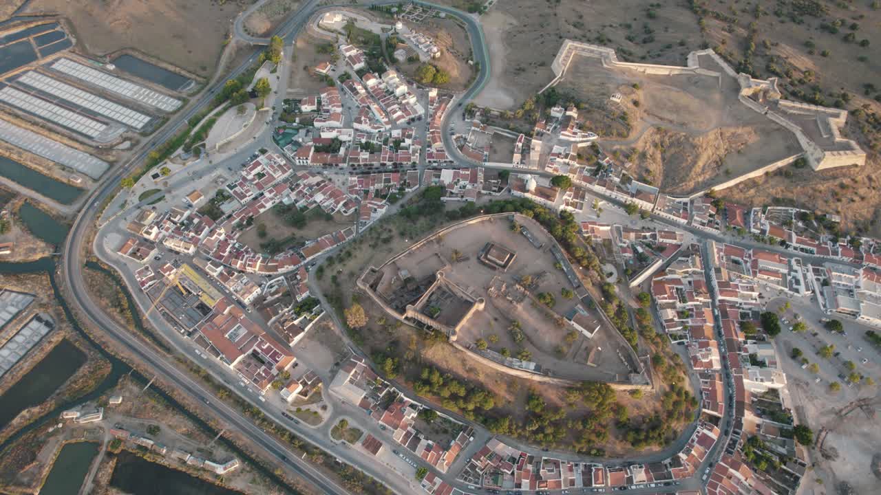 vista panorâmica do castelo de castro marim no topo da colina e da extensa cidade circundante, algarve