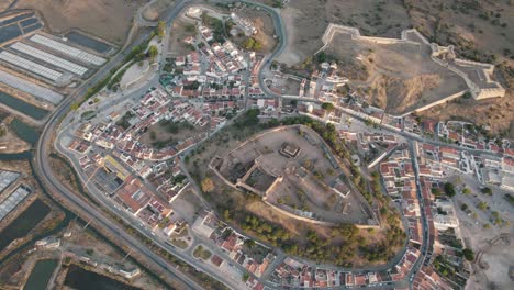 vista panorámica del castillo de castro marim en la cima de una colina y la ciudad en expansión circundante, algarve