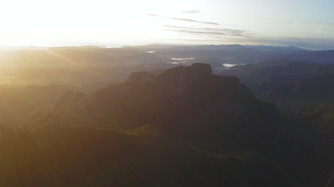 una vista orbital de drones de la cordillera de coromandel bañada por el sol al amanecer