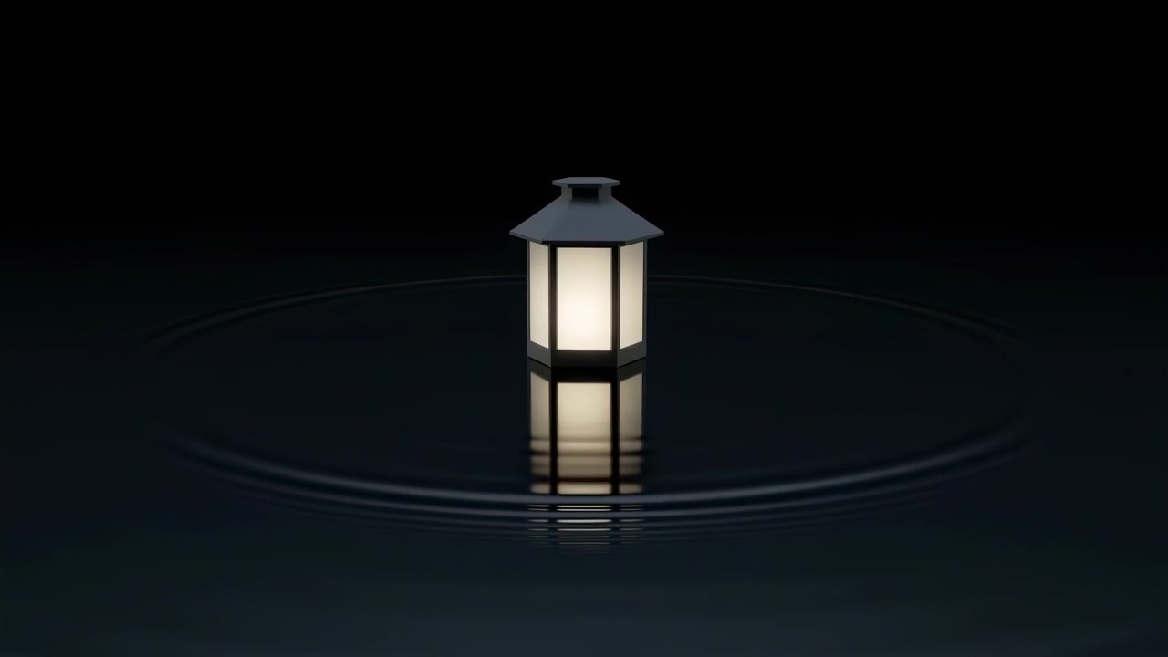 Lanterna esagonale con cornice in metallo scuro opaco e pannelli di vetro smerigliato che brilla di una calda luce color crema su acqua calma quasi nera, mentre le increspature si diffondono verso l'esterno e il riflesso verticale luccica dolcemente.