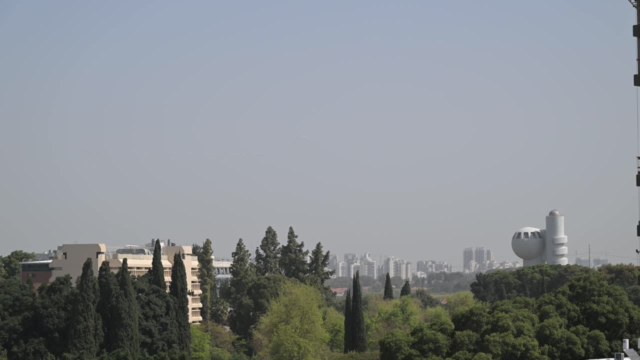video de alta resolución 4k de una gran bandada de pelícanos lejanos migrando y con un fondo de cielo azul - israel