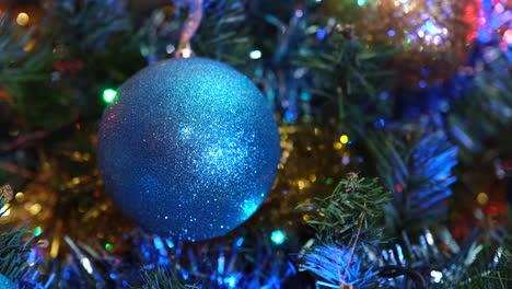 bola azul de navidad en la decoración de un árbol
