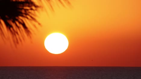 Erstaunlicher-Zeitraffer-Eines-Sonnenuntergangs-In-Tarifa-Spanien