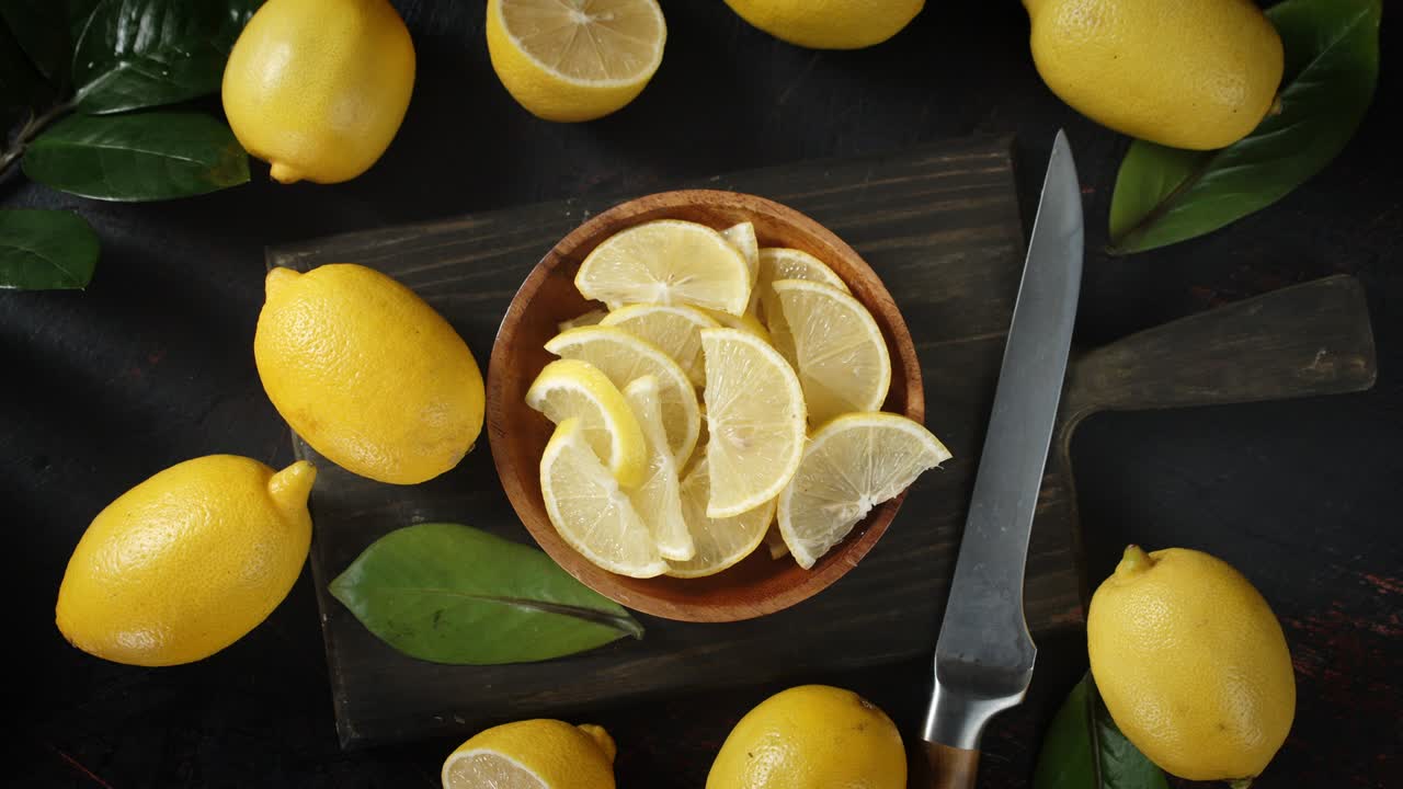 Sliced lemon on a plate slowly rotates.