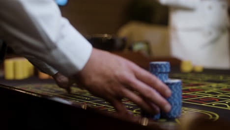 ganador de la ruleta recibiendo fichas de póquer.