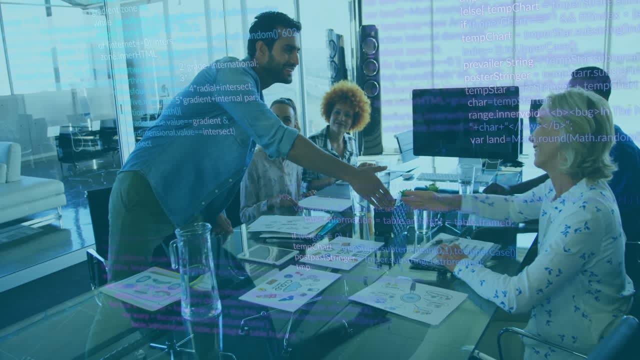 animación del procesamiento de datos digitales sobre diversas personas de negocios en la oficina