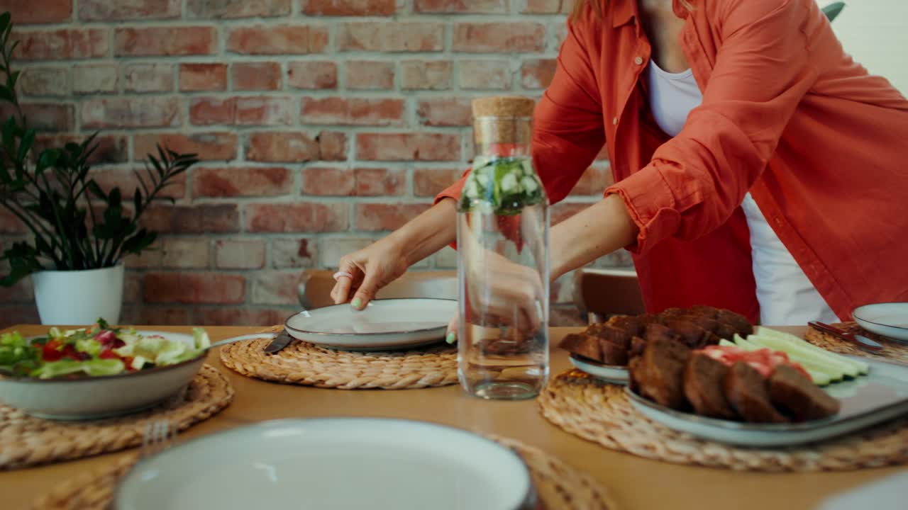 mujer preparando la mesa para una comida
